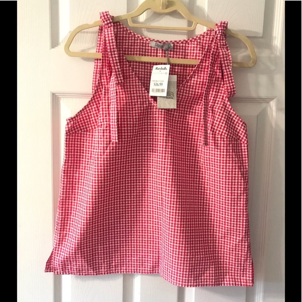 NEW WITH TAGS WOMEN’S TOP 🌺